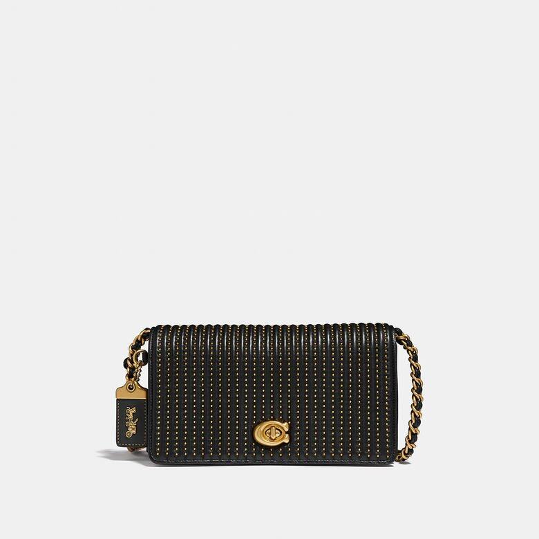 DINKY手袋 $5,950 COACH的長青款式,最先在1973 年面世,“THE LITTLE BAG THAT COULD" 設計簡約,集斜揹 DINKY手袋 $5,950 COACH的長青款式,最先在1973 年面世,“THE LITTLE BAG THAT COULD" 設計簡約,集斜揹