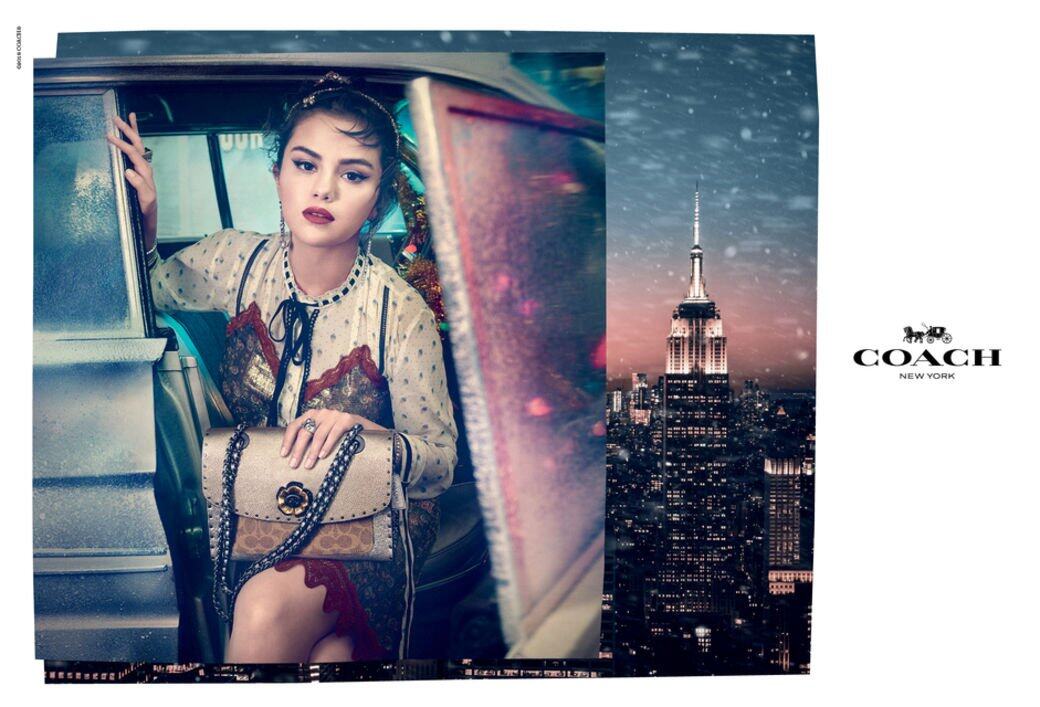喺《Lights, Camera, Holiday》2018聖誕系列嘅平面廣告之中,焦點已經落喺Selena Gomez 同佢手執嘅經 喺《Lights, Camera, Holiday》2018聖誕系列嘅平面廣告之中,焦點已經落喺Selena Gomez 同佢手執嘅經
