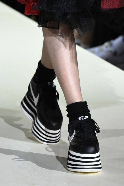 這雙厚底波鞋在今年初的Comme des Garçons時裝騷上發表時,已經引起大轟動!經 這雙厚底波鞋在今年初的Comme des Garçons時裝騷上發表時,已經引起大轟動!經