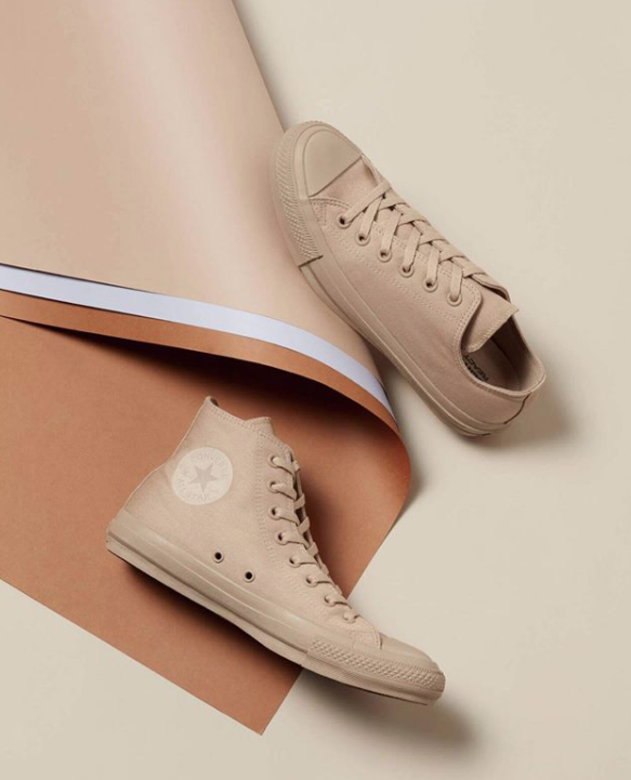 這雙Converse聯合日本女裝品牌Emmi推出的大地色系Converse Chuck Taylor All Star,將於今天(9月 這雙Converse聯合日本女裝品牌Emmi推出的大地色系Converse Chuck Taylor All Star,將於今天(9月