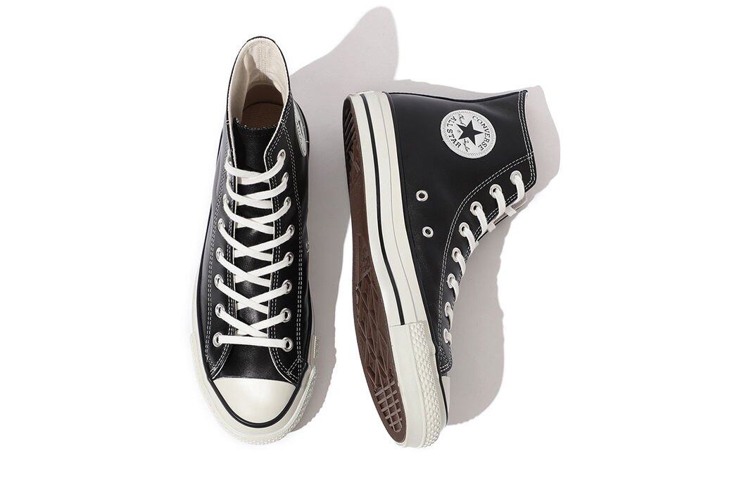 全黑Chuck Taylor All Star鞋款看似與經典設計別無兩樣,不過細心觀察,品牌Label還注 全黑Chuck Taylor All Star鞋款看似與經典設計別無兩樣,不過細心觀察,品牌Label還注