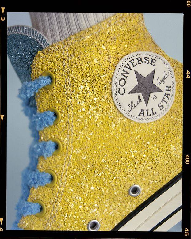 Glitter Chuck 70鞋款的鞋面都用了三種亮色打造的珠片材質，搭配現代感十足的