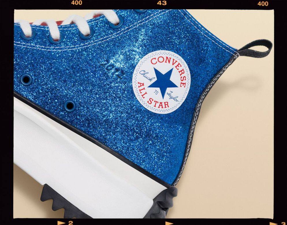 而鞋面一樣印都有手寫體「2017」字樣，紀念Converse Glitter Chuck的誕生。