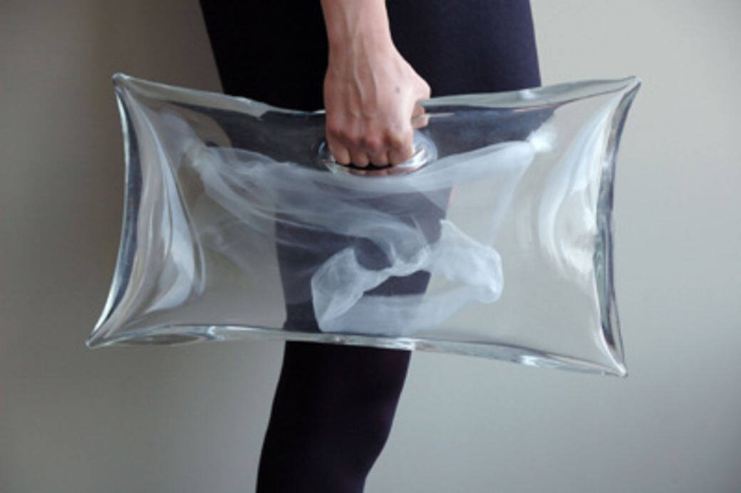 這個充滿美學感的透明玻璃袋「Glass Handbag」也是設計師的作品,已早創於2010年。 這個充滿美學感的透明玻璃袋「Glass Handbag」也是設計師的作品,已早創於2010年。