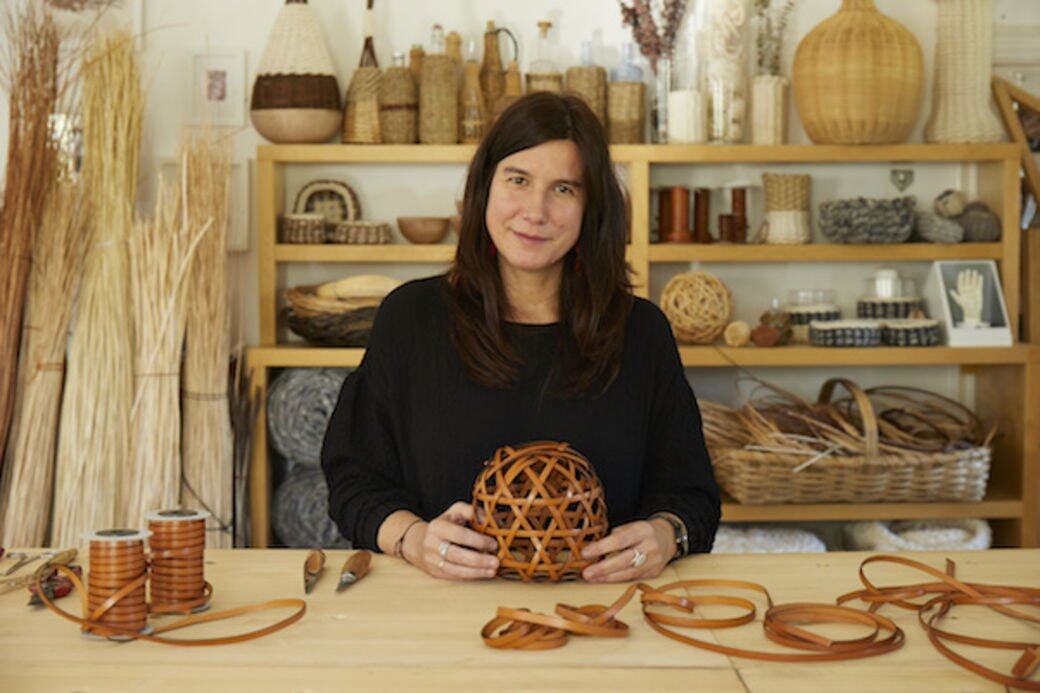 西班牙工匠Idoia Cuesta 以Loewe 皮革編出既可用作shopping basket，同時亦可用來裝飾家居的