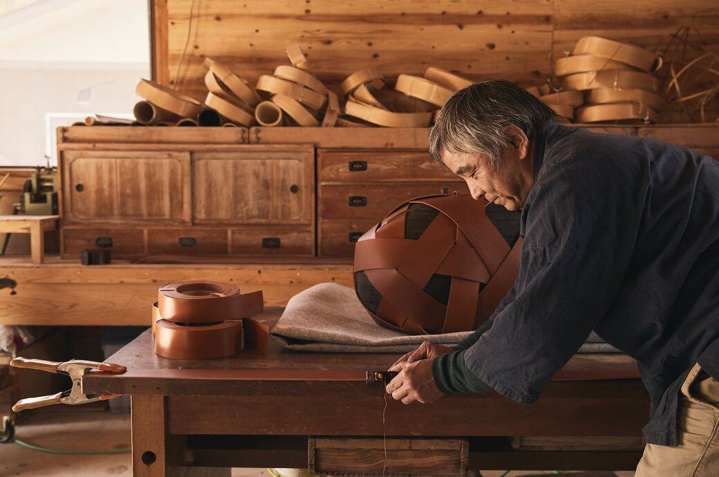日本藝術家Hafu Matsumoto多年來以竹片製作自然形態的雕塑，這次換上了Loewe皮革