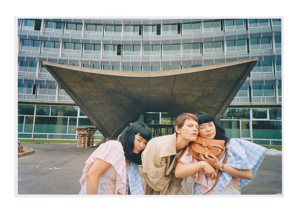 去年春夏季catalogue 中，與日本前衞藝術家Fumiko Imano合作一輯名為《Seeing double》的作品，背景