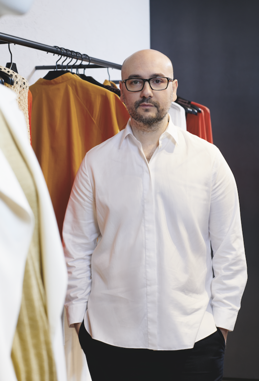 創意總監Francesco Fucci加入Theory 前，曾效力Louis Féraud、Calvin Klein、Diane von Furstenberg 和The Row 等不同時裝品