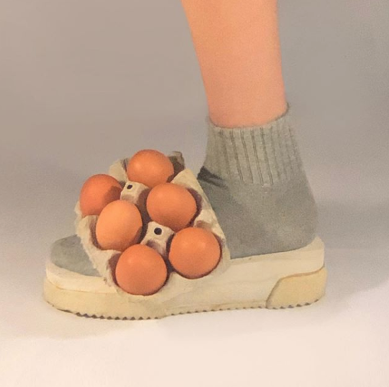 這款用蛋殼而製的鞋面，盛載着的，是真真正正的雞蛋，充滿玩味與實驗性