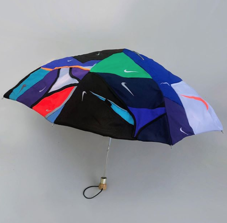 鞋款以外，亦不無其他單品，注滿色彩的傘子就是其中之一。