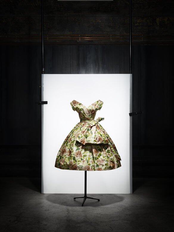 大師級作品親眼看見更震撼﻿1956年推出的Dior玫瑰花洋裝。
