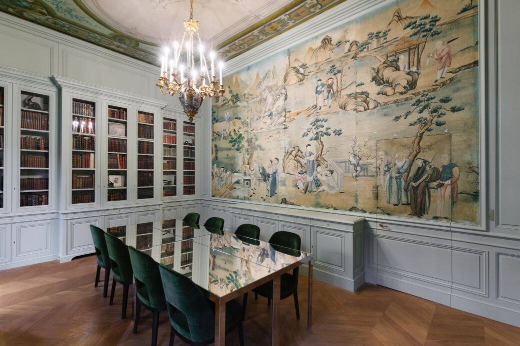 Maison Zuber全新出品的19世紀風格壁紙,為這間Salon注入了濃郁的歷史氣息。 Maison Zuber全新出品的19世紀風格壁紙,為這間Salon注入了濃郁的歷史氣息。