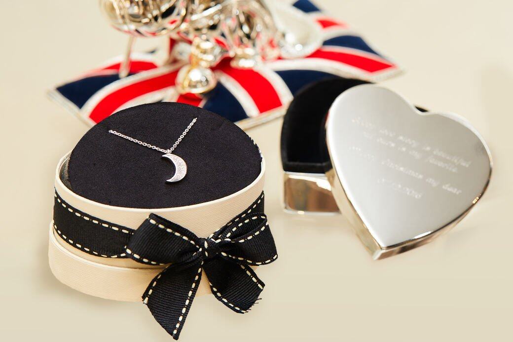除了刻字服飾外，參與Links of London限定的聖誕活動，還會送贈心形飾物盒，送給