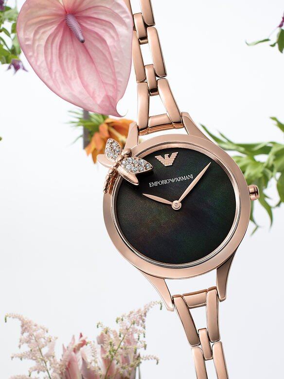 Aurora腕錶的錶面飾以Emporio Armani的標誌性蜻蜓圖案，為整體設計帶來立體層次感