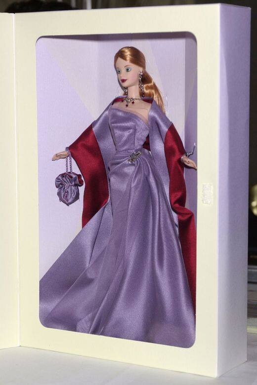 在Vera Wang 向荷里活致敬的系列中，Barbie身穿薰衣草色的絲質晚裝，貴氣十足。