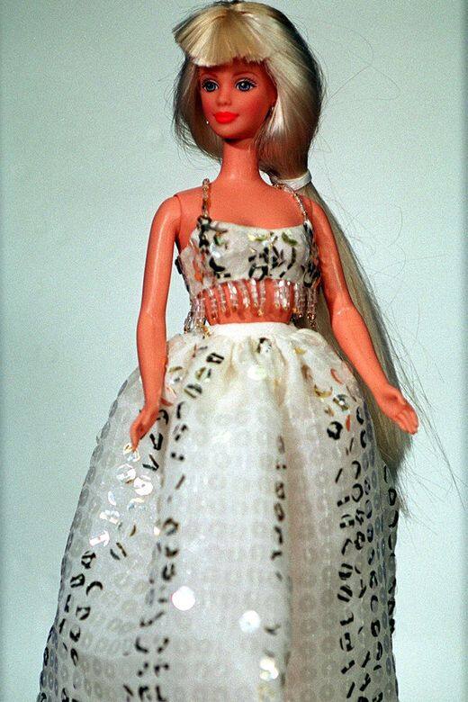 在Barbie成立的40週年紀念之時，有幾個設計師奉命為其設計服裝