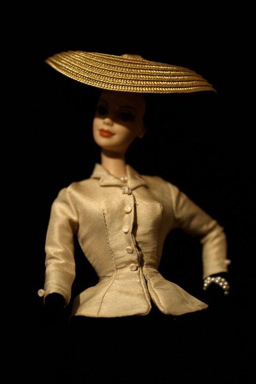 為了慶祝Dior成立 50週年,Barbie穿上其經典的New Look,看起來女人味十足。 為了慶祝Dior成立 50週年,Barbie穿上其經典的New Look,看起來女人味十足。