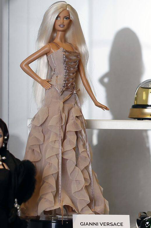 經典的Versace裝扮，在Barbie身上完美重現其魅惑女人氣質。
