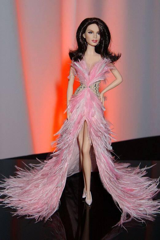 這款Barbie的靈感取材於身穿Roberto Cavalli的鴕鳥毛晚禮服的90年代超模Cindy Crawford。