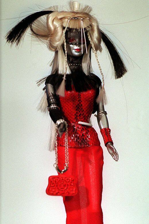另一位在Barbie的40週年紀念大展身手的設計師Alexander McQueen。選擇設計出「Anti-Barbie」