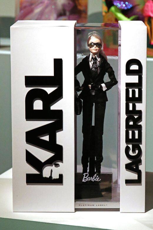 2014年，Barbie以Karl Lagerfeld的全身黑白造型現身，向這位永恆的設計傳奇致敬。