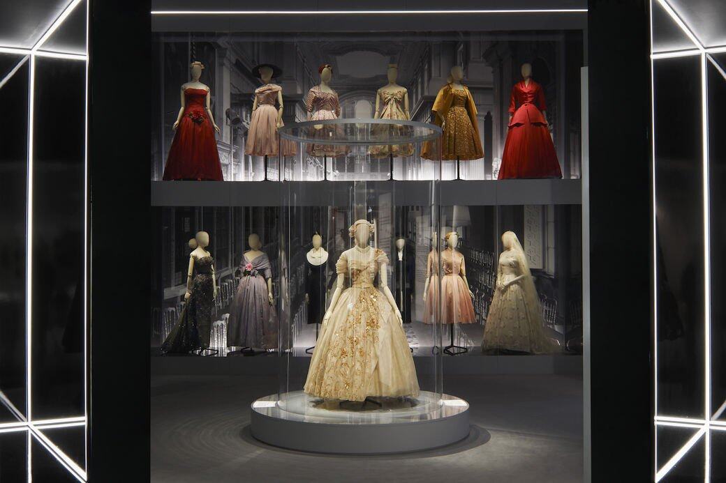 今次展品超過500件：包括Dior檔案室珍藏，其中有超過200件珍貴訂製服，連同