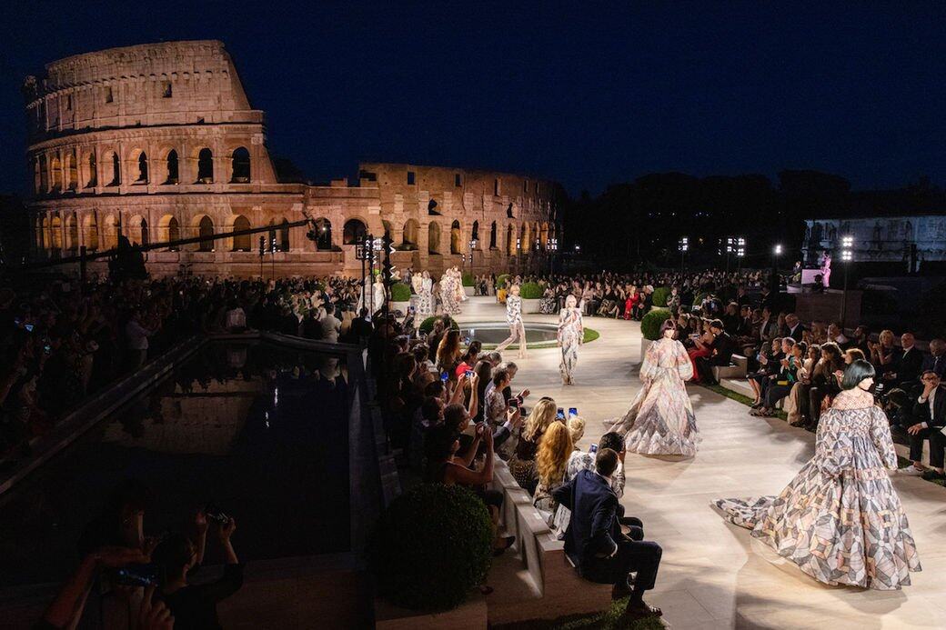 關於品牌的最新資訊，除了pop-up cafe，Fendi還剛剛在羅馬舉辦了一場非常壯觀