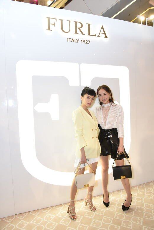 Anjaylia與Jeannie就示範了Furla Mimì系列,設計加入全新Furla Monogram金屬鎖釦,非常搶眼。標誌性 Anjaylia與Jeannie就示範了Furla Mimì系列,設計加入全新Furla Monogram金屬鎖釦,非常搶眼。標誌性