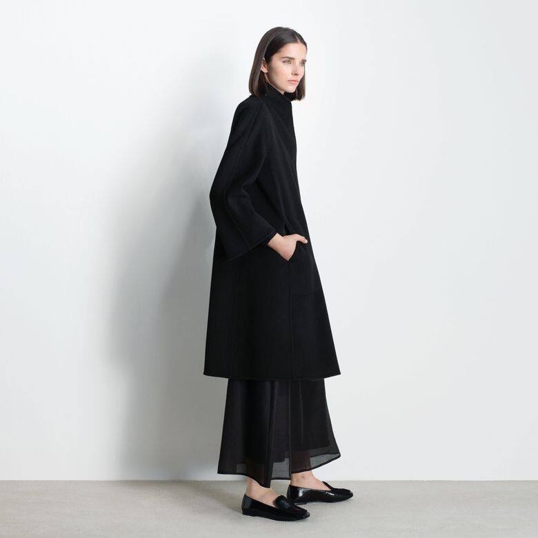黑色大衣是永遠的百搭經典,予人一種神秘感。giordano ladies 羊毛大衣系列的羊毛 黑色大衣是永遠的百搭經典,予人一種神秘感。giordano ladies 羊毛大衣系列的羊毛