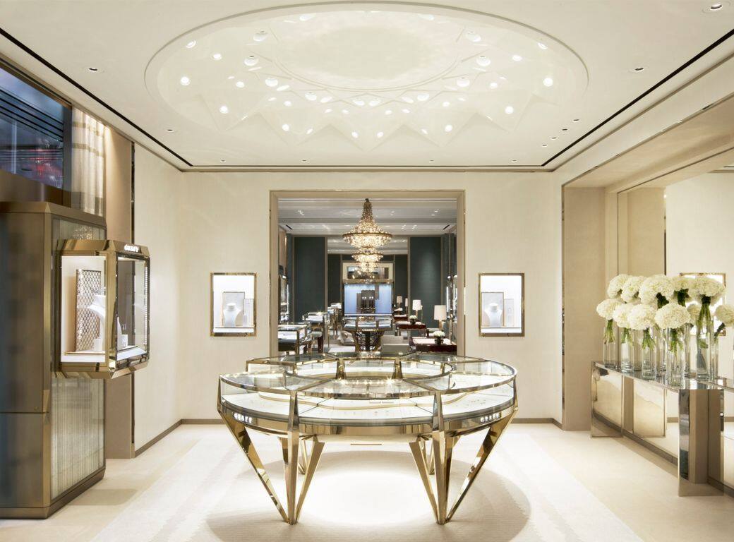 純白的色調、高貴的金色與雅致的花卉，由品牌與全球頂尖知名建築師Peter