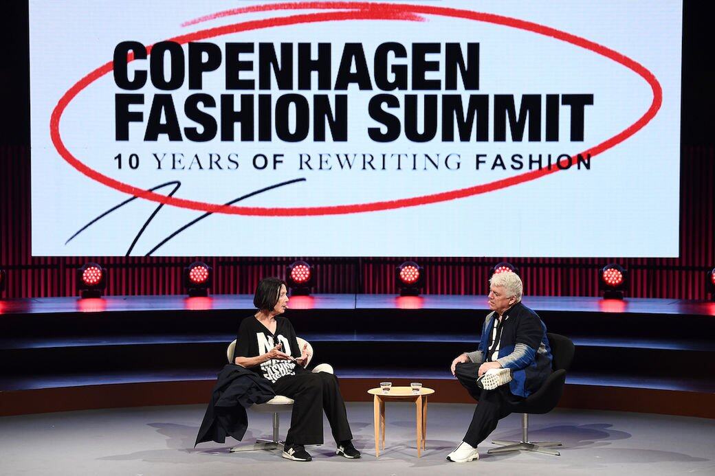 在早前哥本哈根時尚行業年度會議(Copenhagen Fashion Summit)上,Katharine Hamnett與著名時裝編輯Tim Blanks 在早前哥本哈根時尚行業年度會議(Copenhagen Fashion Summit)上,Katharine Hamnett與著名時裝編輯Tim Blanks
