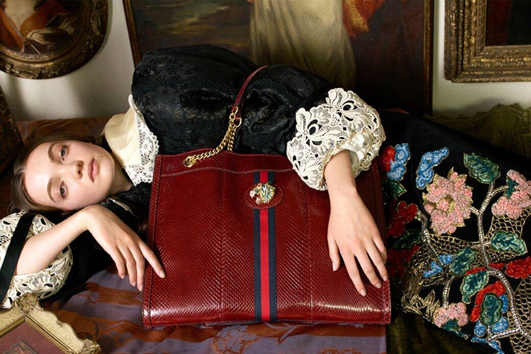 Gucci 2018秋冬系列的手袋及配飾便將運動風與多姿多彩的裝飾共冶一爐。 Gucci 2018秋冬系列的手袋及配飾便將運動風與多姿多彩的裝飾共冶一爐。