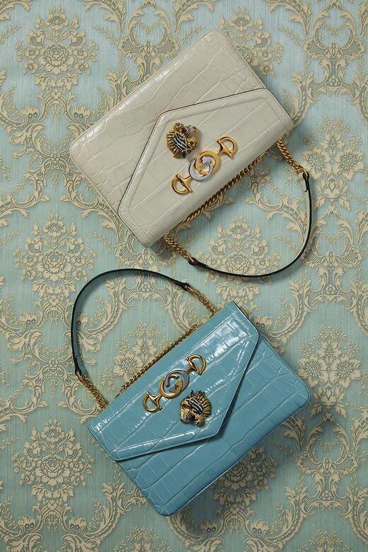 米色壓紋皮革手袋淺藍色壓紋皮革手袋Both from Gucci
