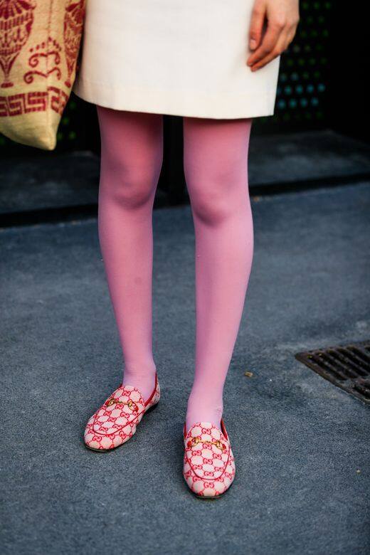 炒紅色絲襪與鮮紅的品牌logo平底鞋，大膽鮮明，展示者一定要位性格剛烈
