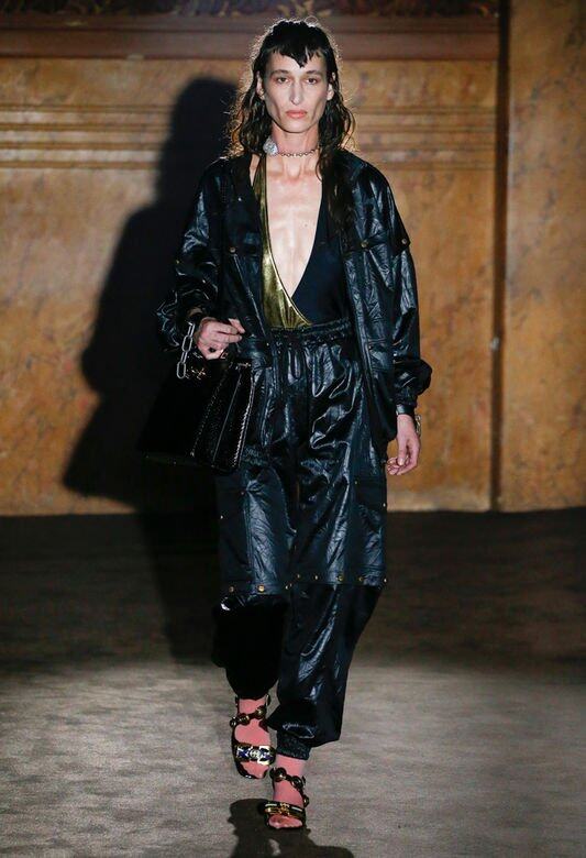 Gucci Zumi手袋系列以洛杉磯女演員兼實驗音樂人Zumi Rosow命名,其自由前衛與充 Gucci Zumi手袋系列以洛杉磯女演員兼實驗音樂人Zumi Rosow命名,其自由前衛與充