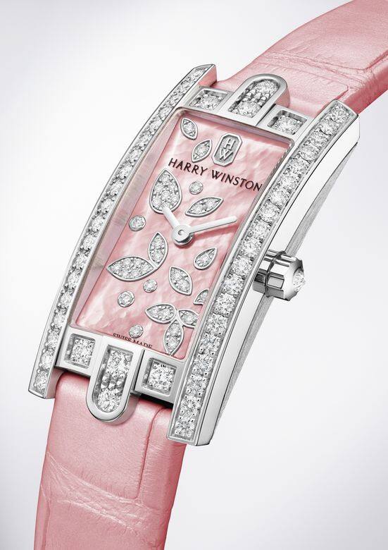 今次Lily Cluster Pink腕錶於錶殼12點和6點鐘位置則重現旗艦店入口處的拱門