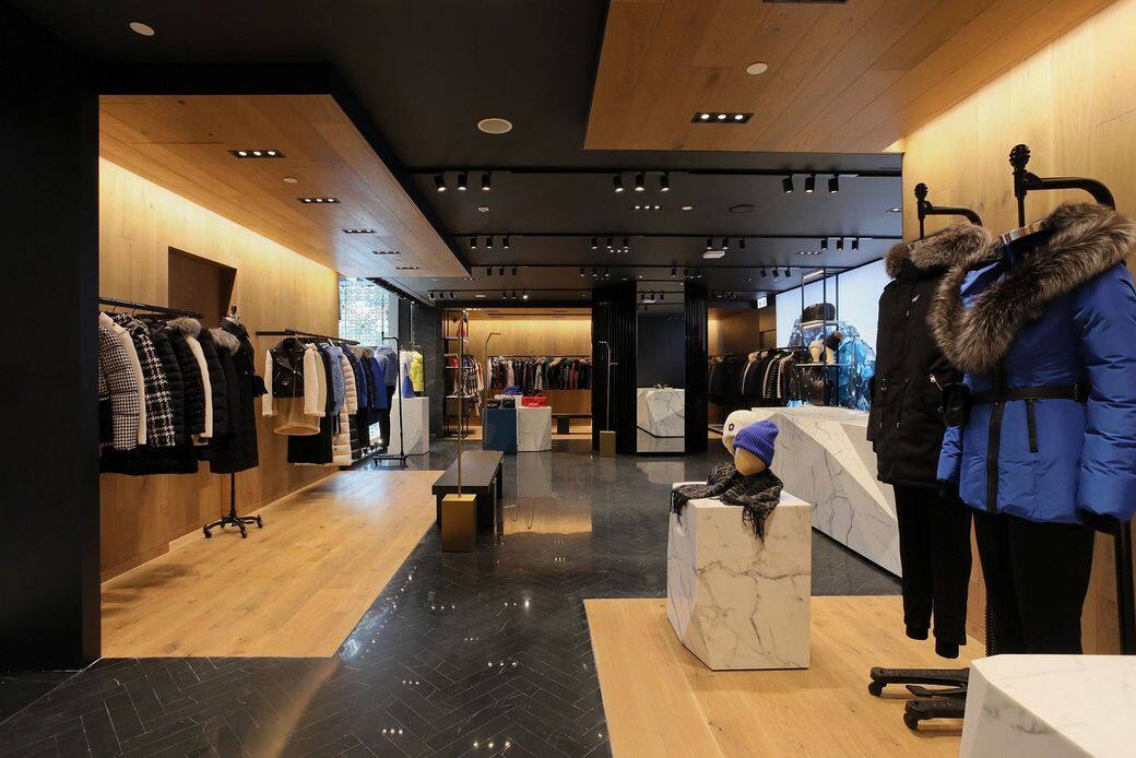一覽店鋪周遭環境,可見室內應用了大理石、木材、拋光不鏽鋼裝飾等元素 一覽店鋪周遭環境,可見室內應用了大理石、木材、拋光不鏽鋼裝飾等元素