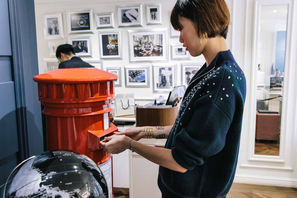 此外,在活動期間購買任何貨品,你更可於Links of London 店內,親手為摰愛寫一張 此外,在活動期間購買任何貨品,你更可於Links of London 店內,親手為摰愛寫一張