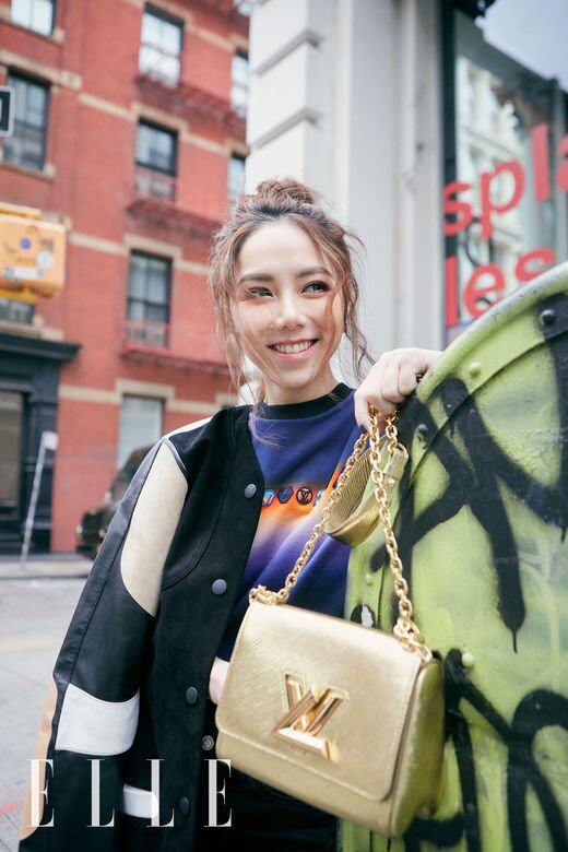 拼接小牛皮外套Prism印花貼飾上衣Twist PM金色Epi皮革手袋All from Louis Vuitton 拼接小牛皮外套Prism印花貼飾上衣Twist PM金色Epi皮革手袋All from Louis Vuitton