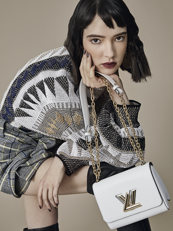 幾何圖案針織長袖上衣格紋半截裙Archlight過膝長靴白色Twist手袋All from Louis Vuitton 幾何圖案針織長袖上衣格紋半截裙Archlight過膝長靴白色Twist手袋All from Louis Vuitton