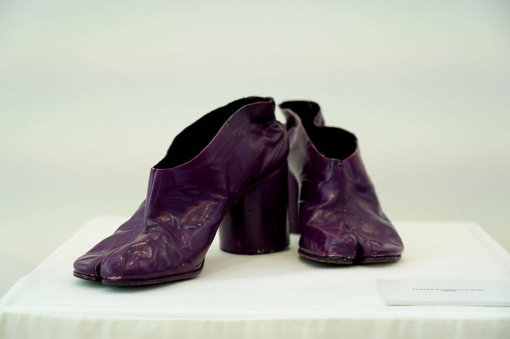 這對鬆高鞋Tabi Boot與1992秋冬系列那對類同，不過在材質與顏色上則有了昇