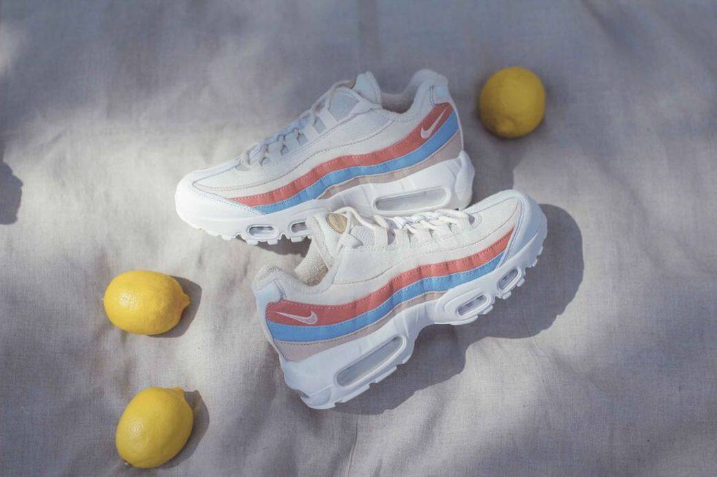 而另一款則以天空藍以及夕陽橘為主色。時尚的鞋款設計讓這款 Nike Air Max 而另一款則以天空藍以及夕陽橘為主色。時尚的鞋款設計讓這款 Nike Air Max