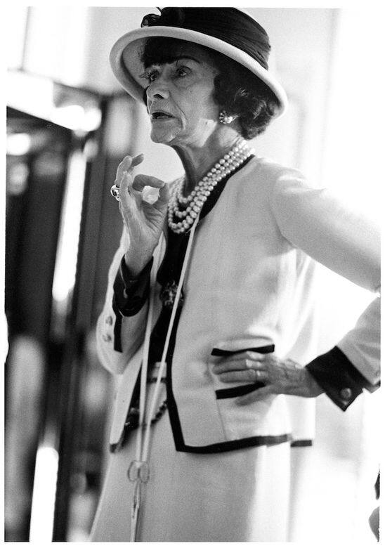 革新的念頭談CHANEL 外套一定要由軟呢絨衣料說起。在20年代中期,Gabrielle Chanel 將男 革新的念頭談CHANEL 外套一定要由軟呢絨衣料說起。在20年代中期,Gabrielle Chanel 將男