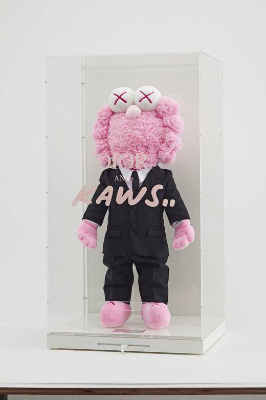 至於《24/7》網上拍賣公眾展覽及網上競投,比起《Tongue + Chic》所展出的的作品更為 至於《24/7》網上拍賣公眾展覽及網上競投,比起《Tongue + Chic》所展出的的作品更為