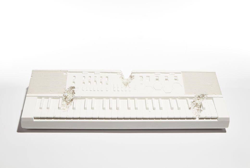 我們更可找到美國色盲藝術家Daniel Arsham的作品，這白色琴鍵拍品將藝術家一
