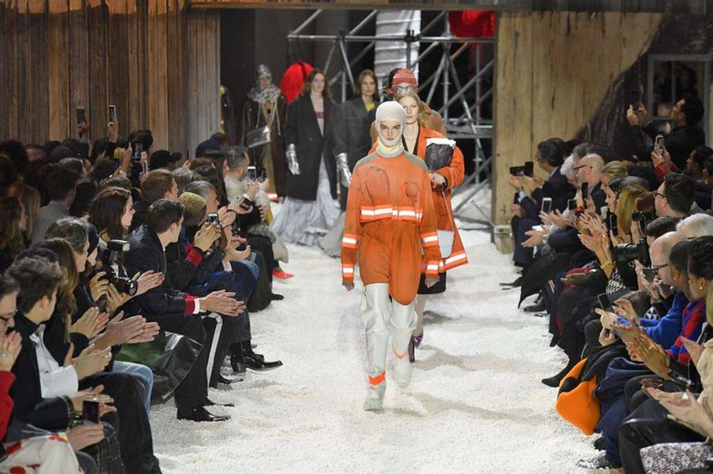 賣不好被解僱?Raf Simons自2016年離開Christian Dior 加入Calvin Klein以來,一直在設計上極力想 賣不好被解僱?Raf Simons自2016年離開Christian Dior 加入Calvin Klein以來,一直在設計上極力想