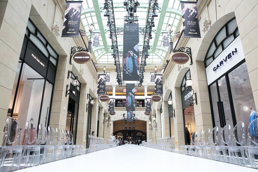 巴黎人購物中心的香榭麗舍大街亦搭建出時尚天橋，呈現購物中心內多