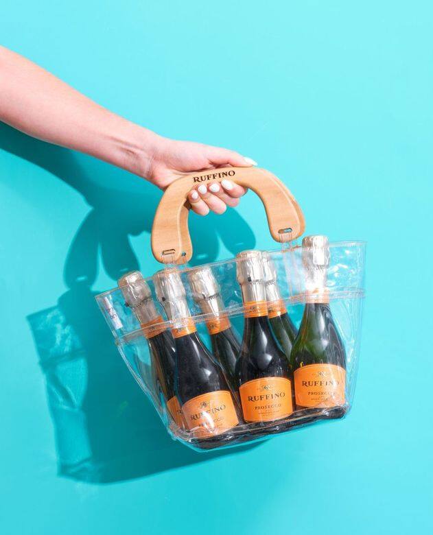 這6瓶裝在手袋中的Ruffino Prosecco香檳，和平常的大小相比算是「迷你尺寸」，但每瓶