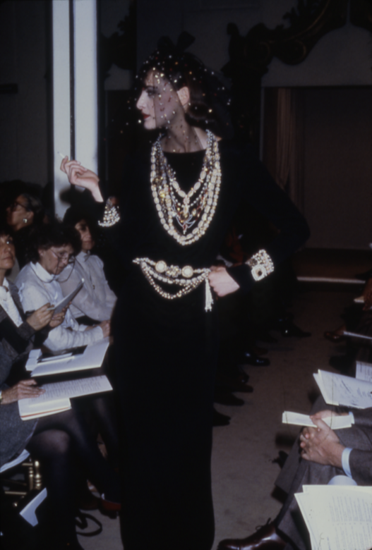 入主Chanel 後的第一張成績單是1983年的Haute Couture 系列，成功將沉睡中的香奈兒喚