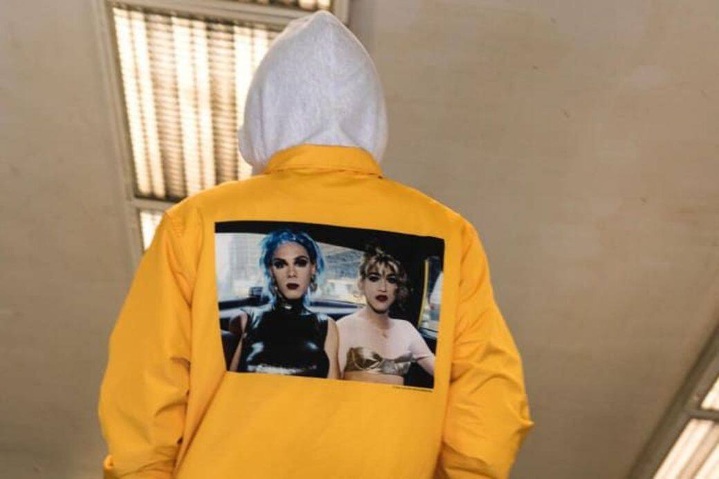年份:2018在2018年春夏Supreme 與知名藝術家Nan Goldin 共同推出了充滿挑性意味的設 年份:2018在2018年春夏Supreme 與知名藝術家Nan Goldin 共同推出了充滿挑性意味的設